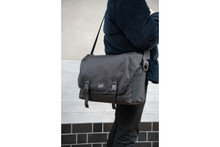 Metro Messenger Bag Large in Black