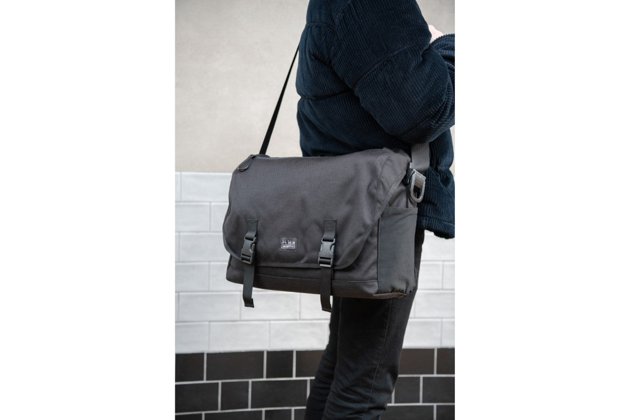 Metro Messenger Bag Large in Black