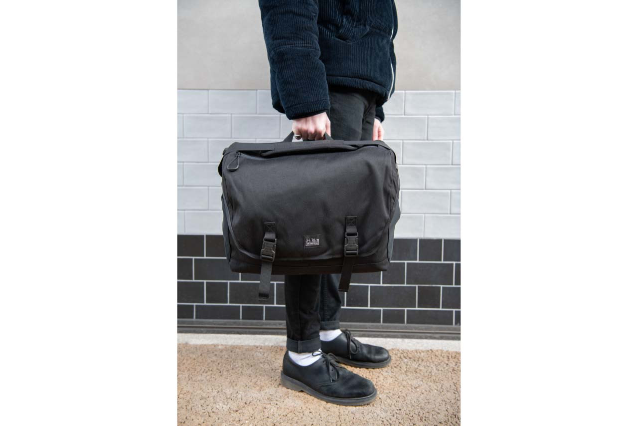 Metro Messenger Bag Large in Black